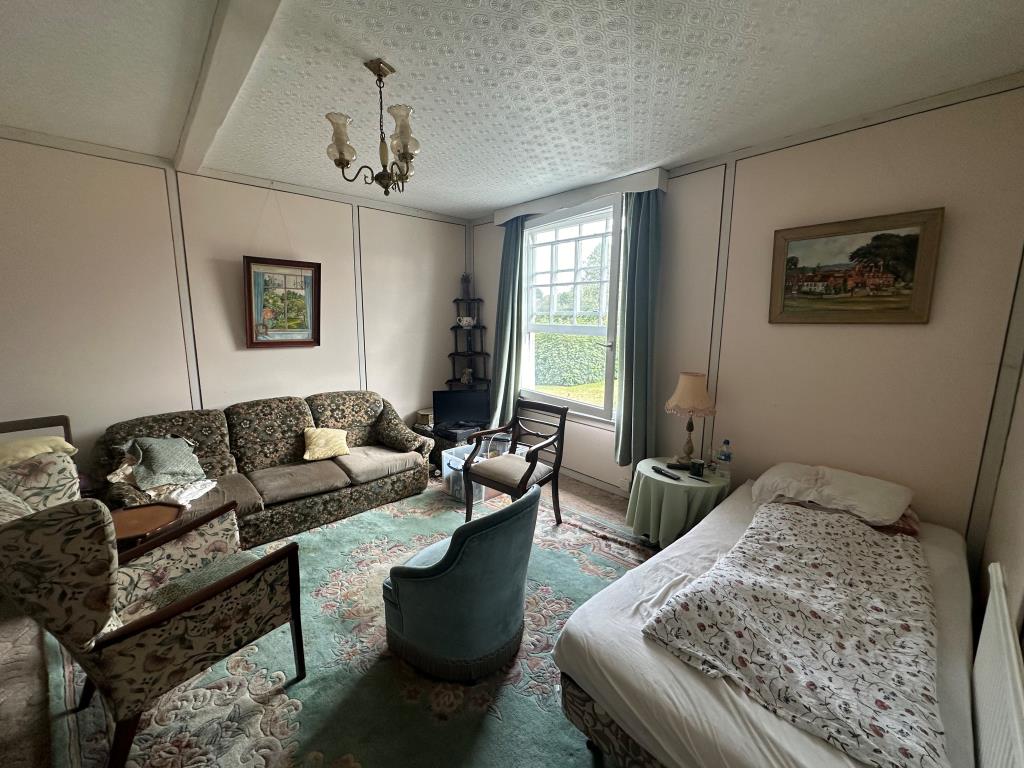 Lot: 81 - PERIOD VILLAGE PROPERTY ARRANGED AS TWO FLATS WITH POTENTIAL - First floor flat living room